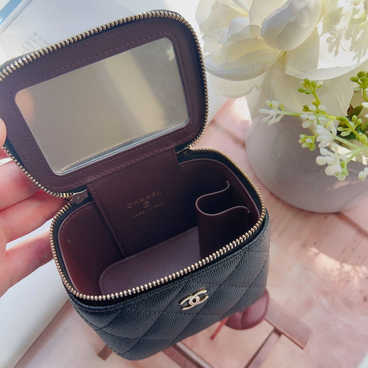 CHANEL-Caviar-Quilted-Mini-Vanity-Case-With-Chain-Black3