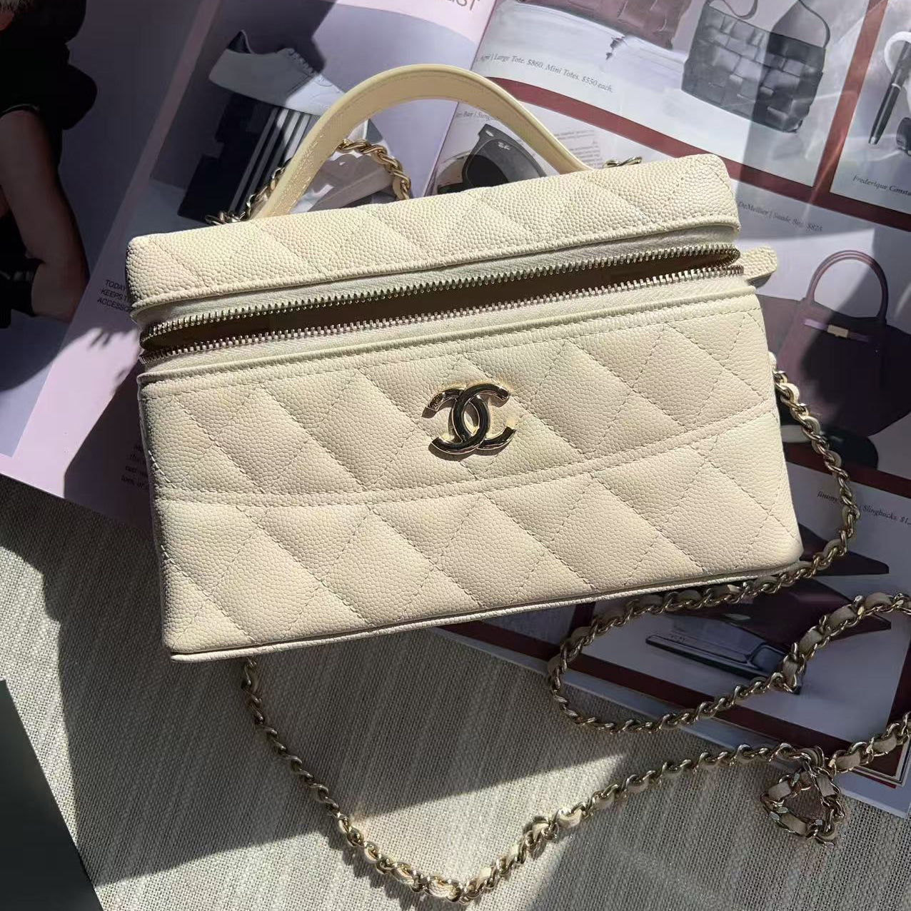 Beige quilted handbag with gold chain