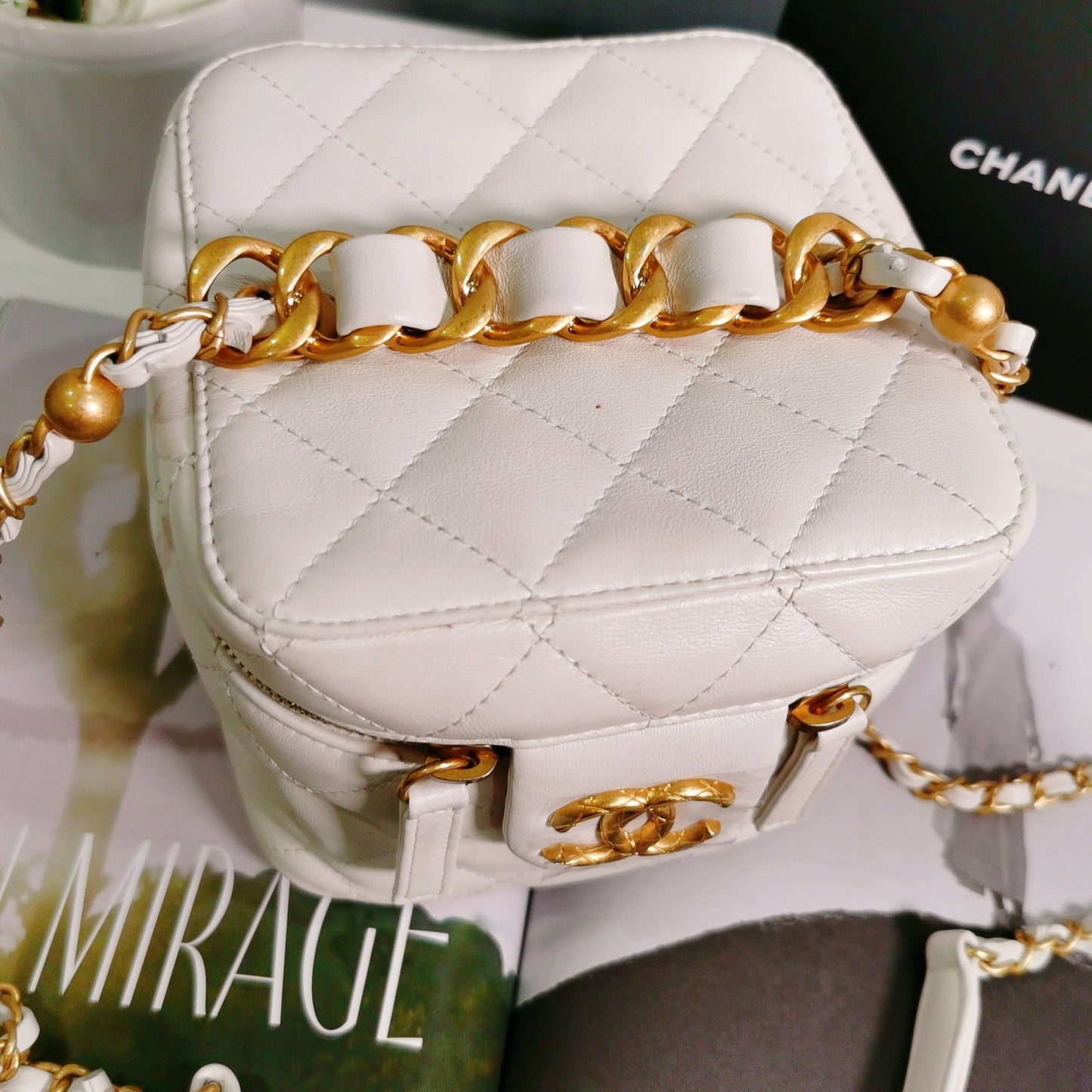 Chanel Chain Bar Vanity with Chain 22S Quilted Calfskin Small