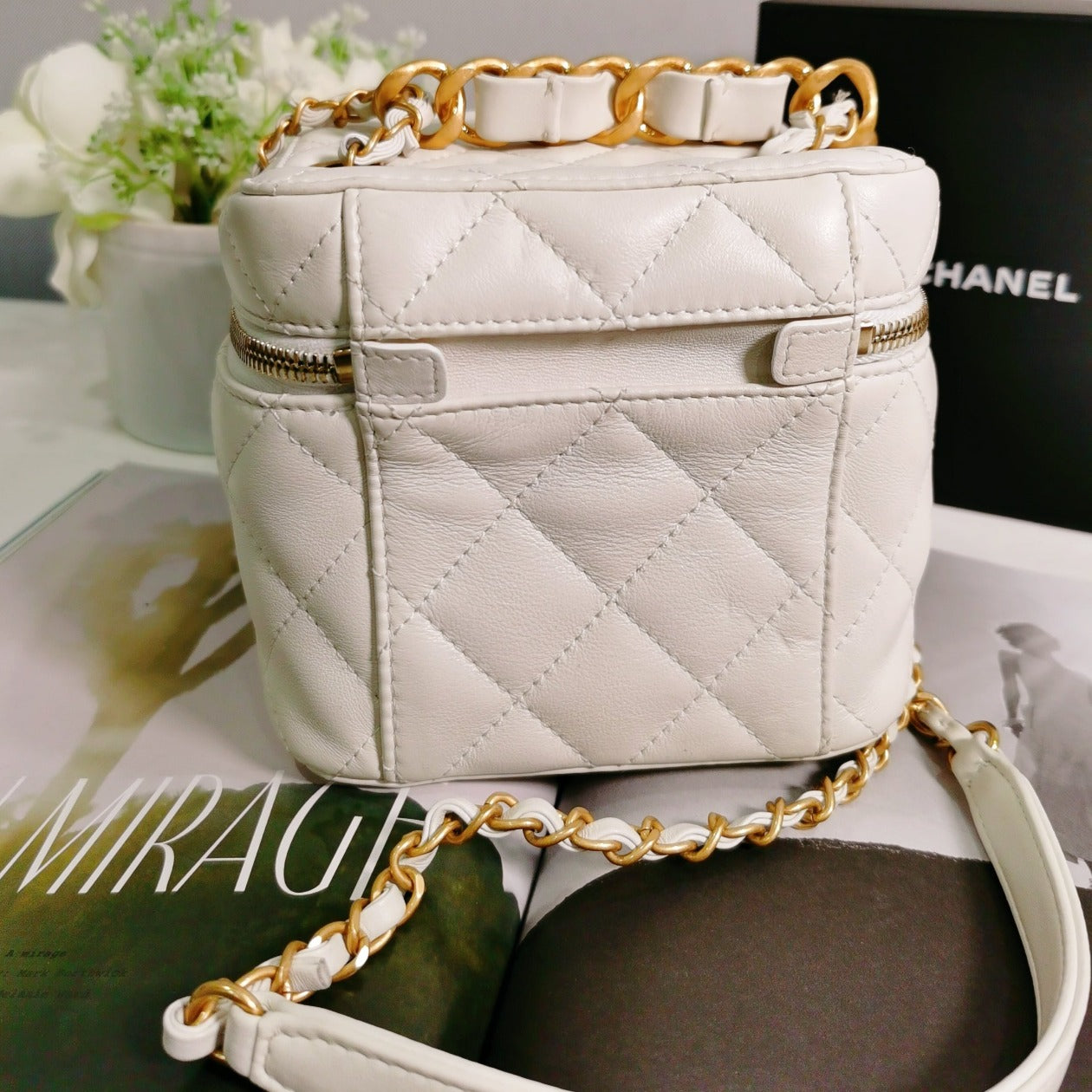 Chanel Chain Bar Vanity with Chain 22S Quilted Calfskin Small