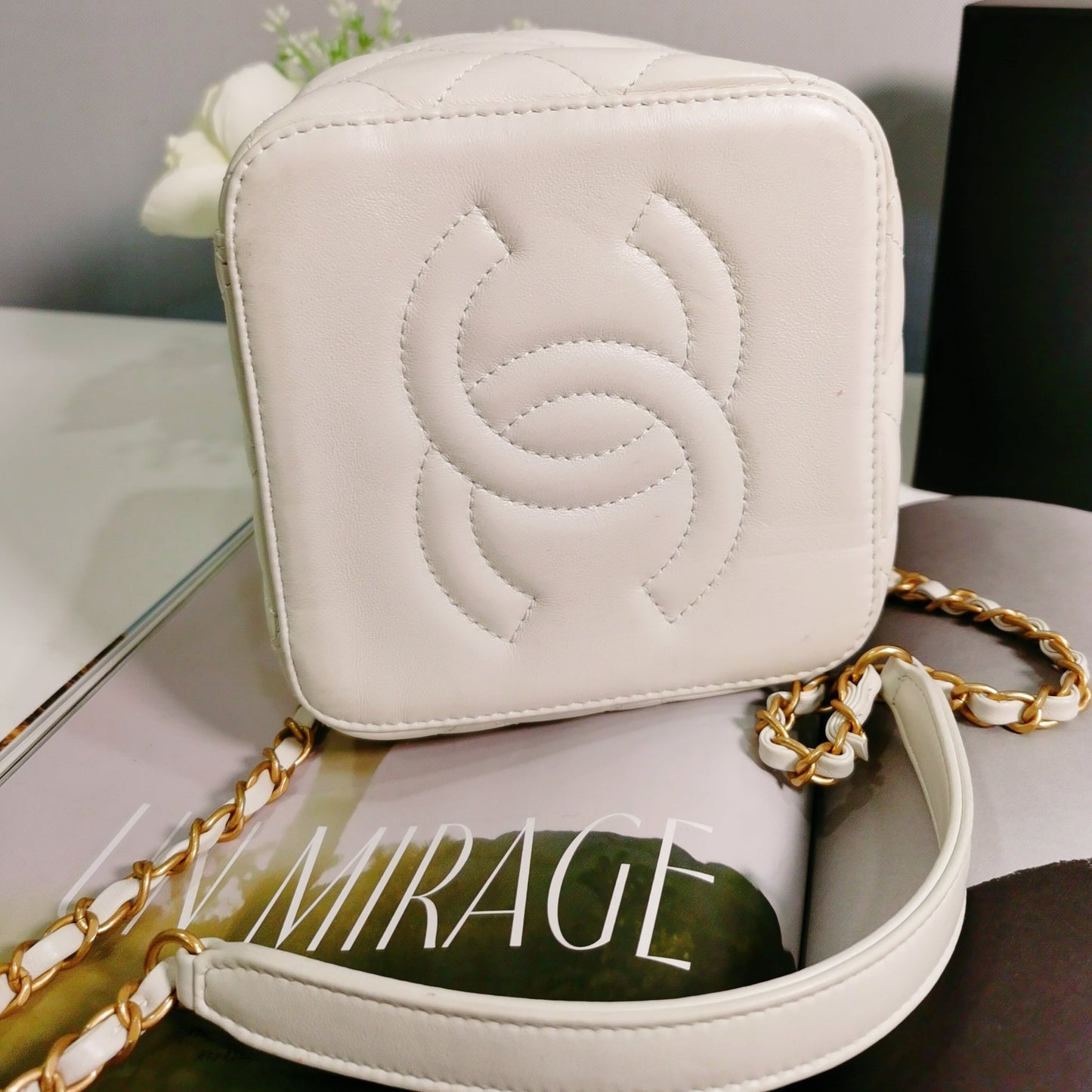 Chanel Chain Bar Vanity with Chain 22S Quilted Calfskin Small
