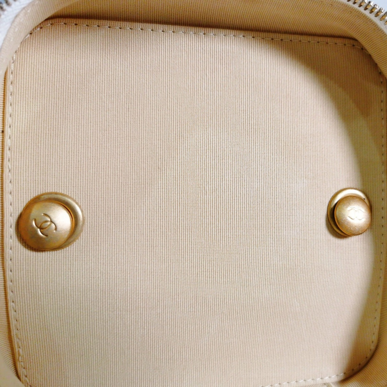 Chanel Chain Bar Vanity with Chain 22S Quilted Calfskin Small