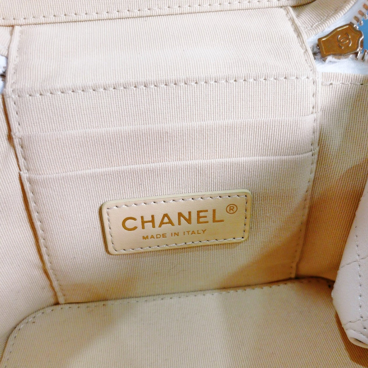 Chanel Chain Bar Vanity with Chain 22S Quilted Calfskin Small