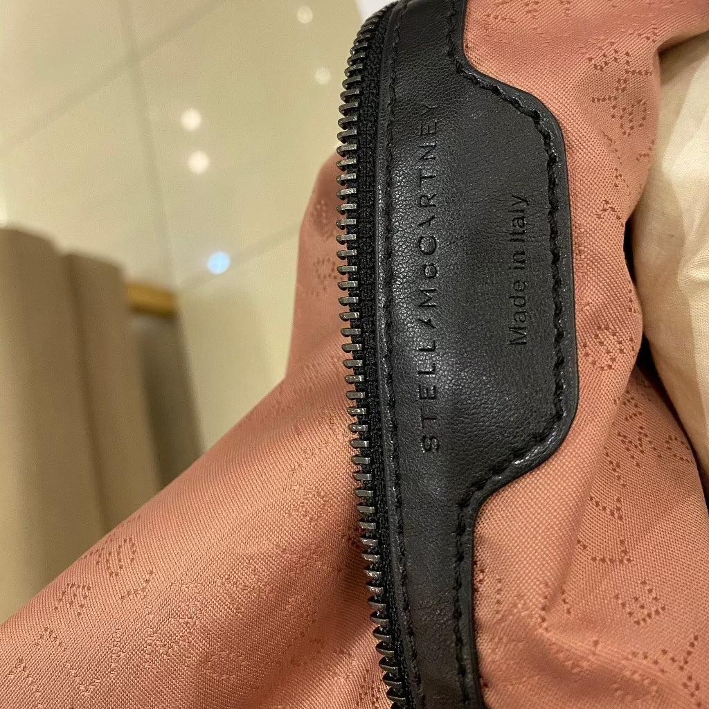 STELLA MCCARTNEY Black Chain Tote
- luxhub.ca