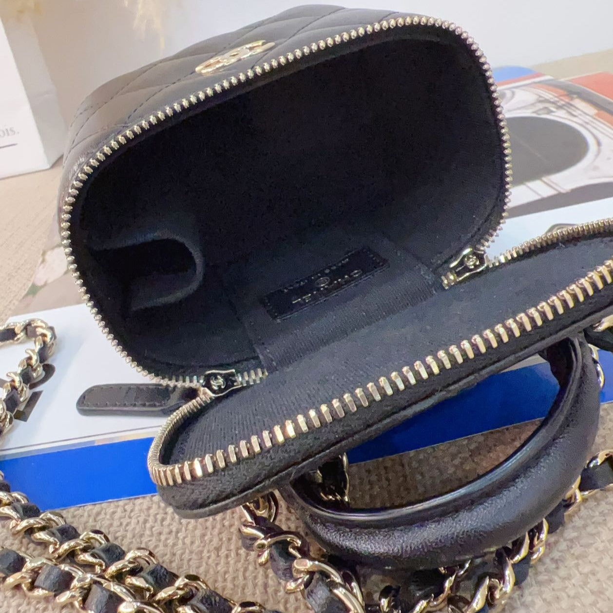 CHANEL-Crush-Mini-Vanity-Case-With-Chain-interior