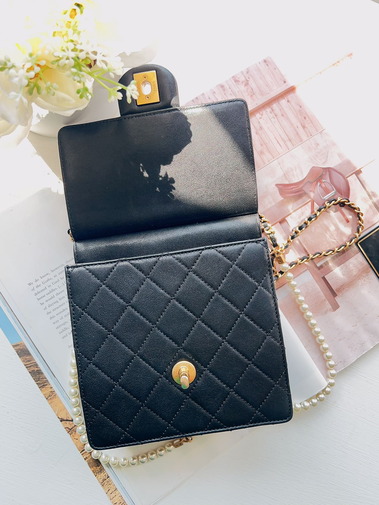 CHANEL QUILTED VERTICAL PEARLS CLUTCH BLAC