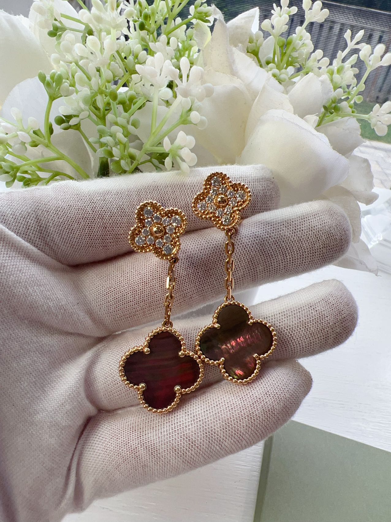 Van Cleef & Arpels Magic Alhambra earrings, 2 motifs