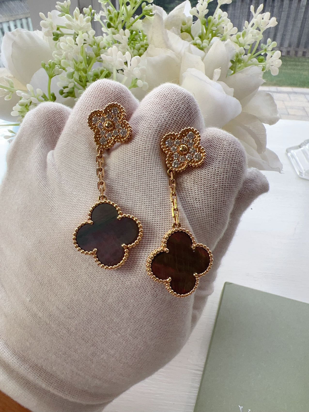 Van Cleef & Arpels Magic Alhambra earrings, 2 motifs