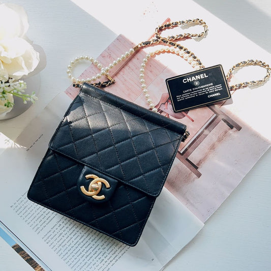 CHANEL QUILTED VERTICAL PEARLS CLUTCH BLAC BAG