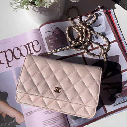 Pink quilted handbag with gold chain 