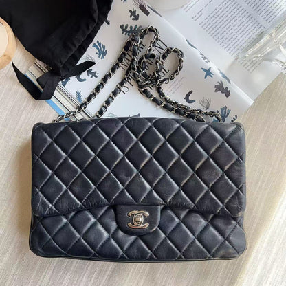 Black quilted handbag with gold clasp 
