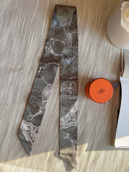 Hermès Twilly Etriers Remix Sauge Marron Argent in Gray Silk