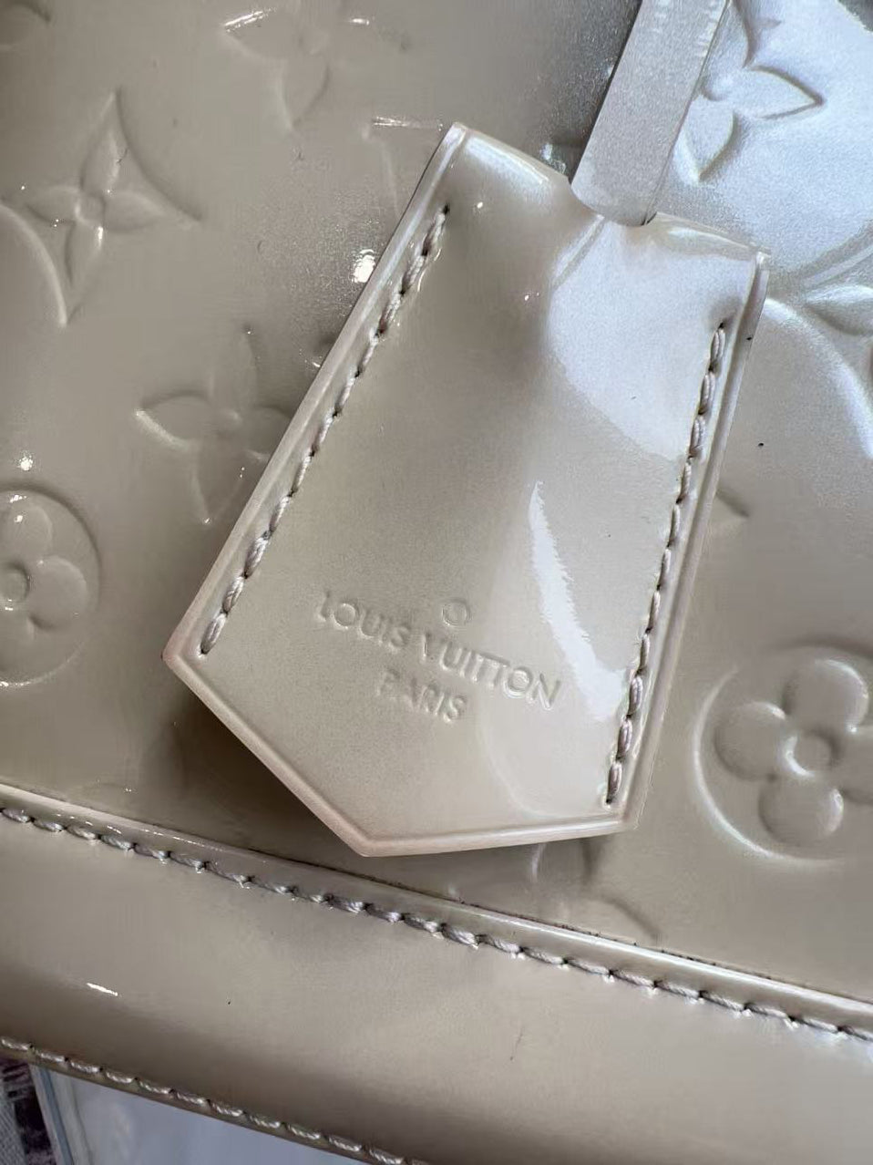 Louis Vuitton Vernis Alma PM Blanc Corail