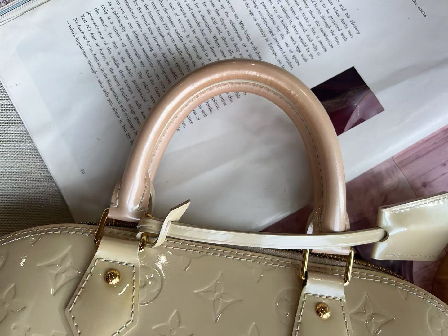 Louis Vuitton Vernis Alma PM Blanc Corail