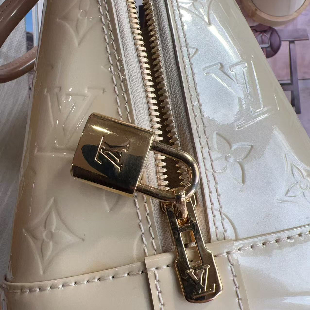 Louis Vuitton Vernis Alma PM Blanc Corail