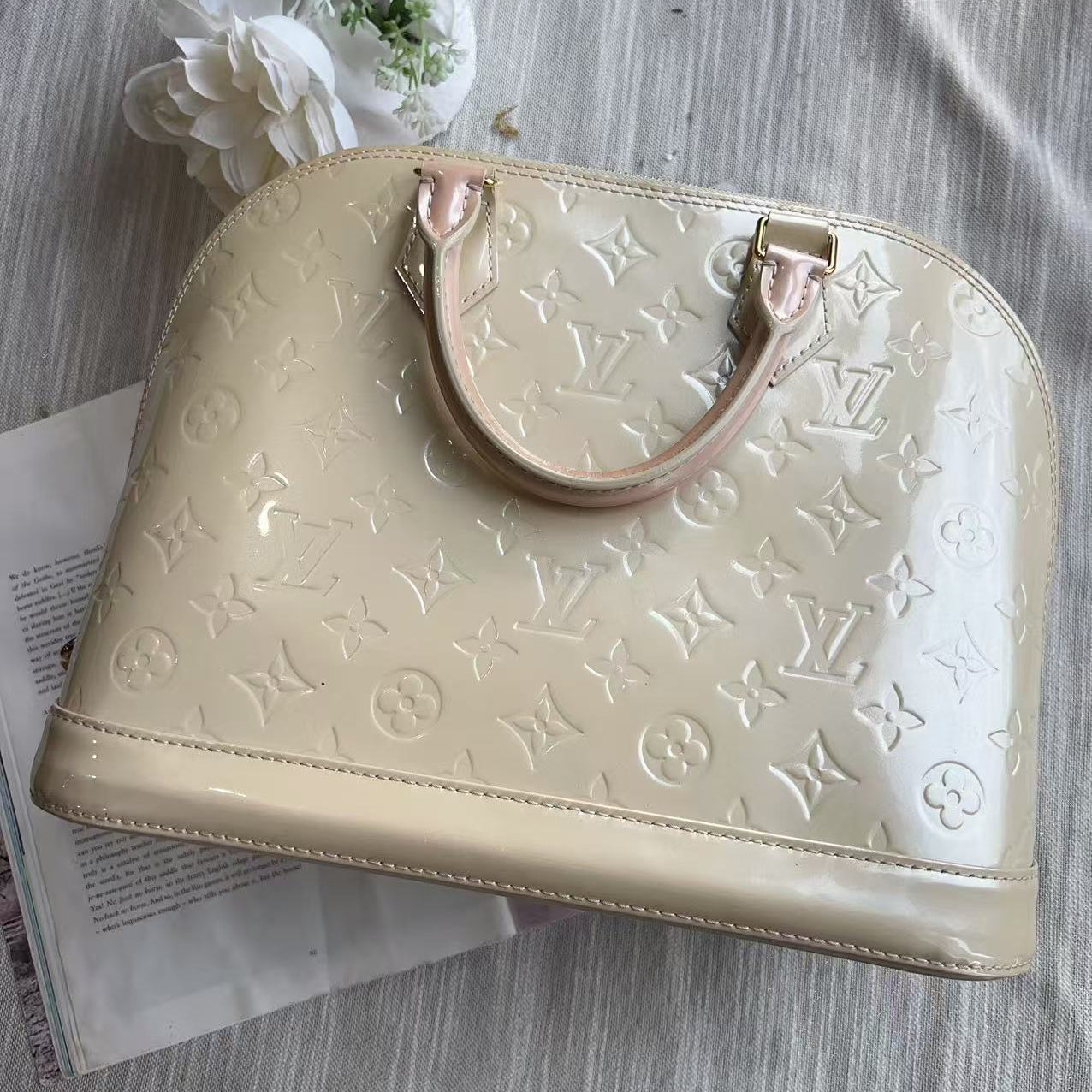 Louis Vuitton Vernis Alma PM Blanc Corail