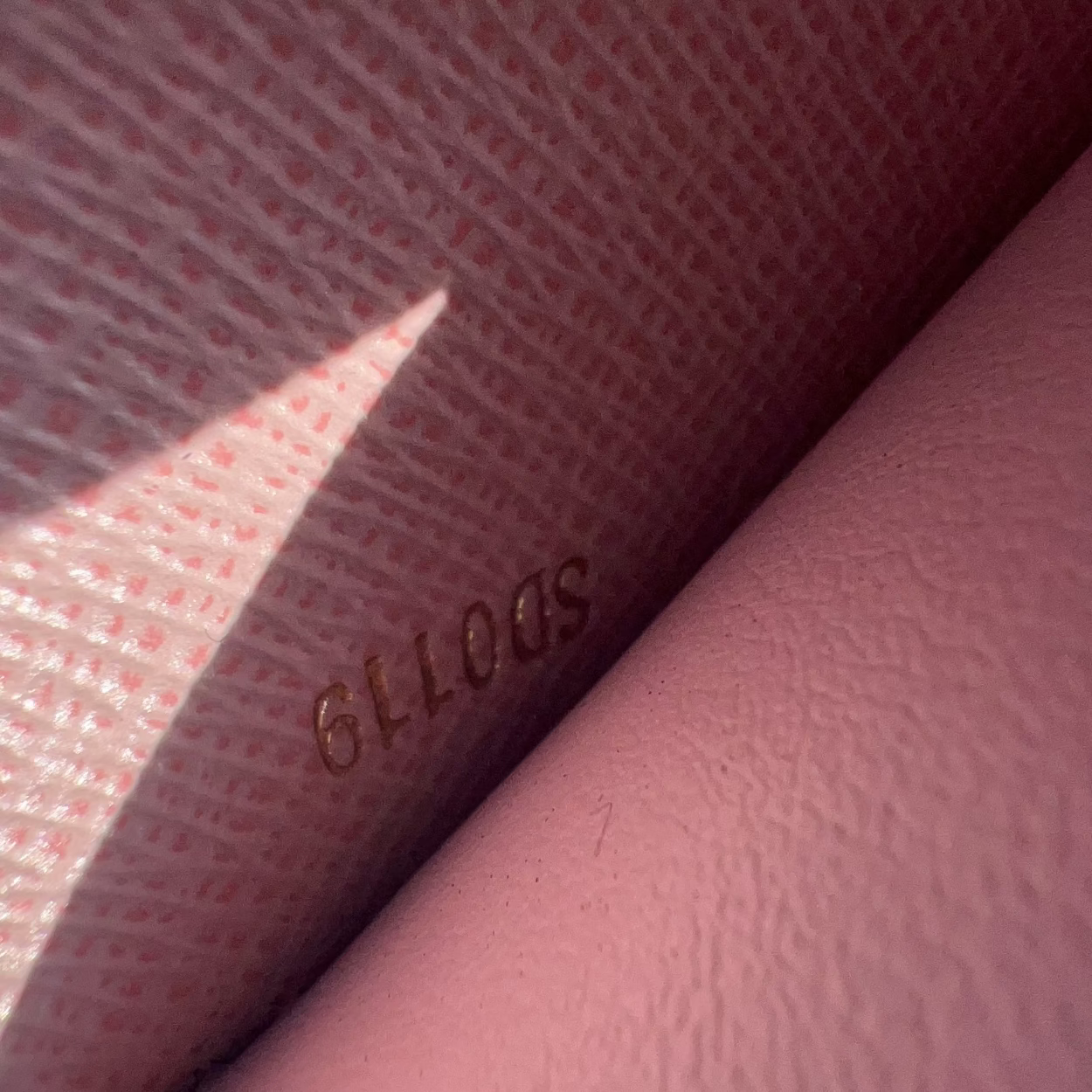 Close-up of a textured surface with 'Gillois' branding.