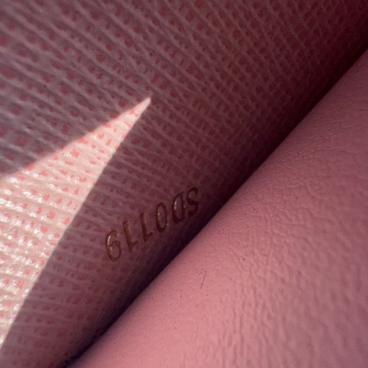 Close-up of a textured surface with 'Gillois' branding.