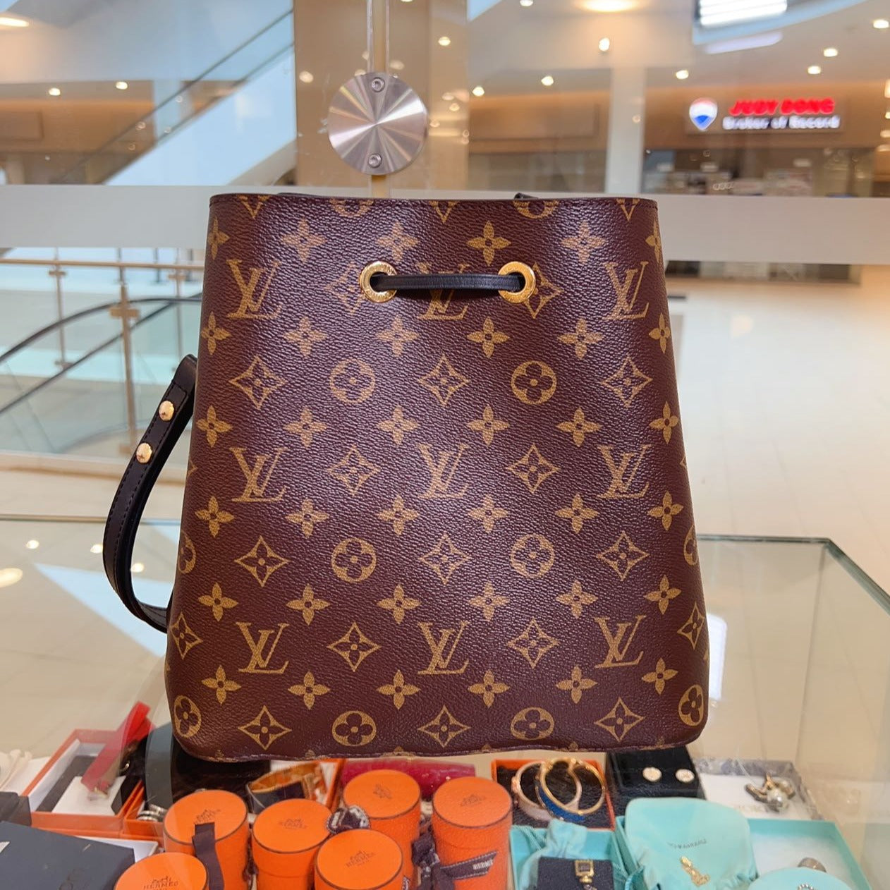 Louis Vuitton Monogram Neonoe MM Black back