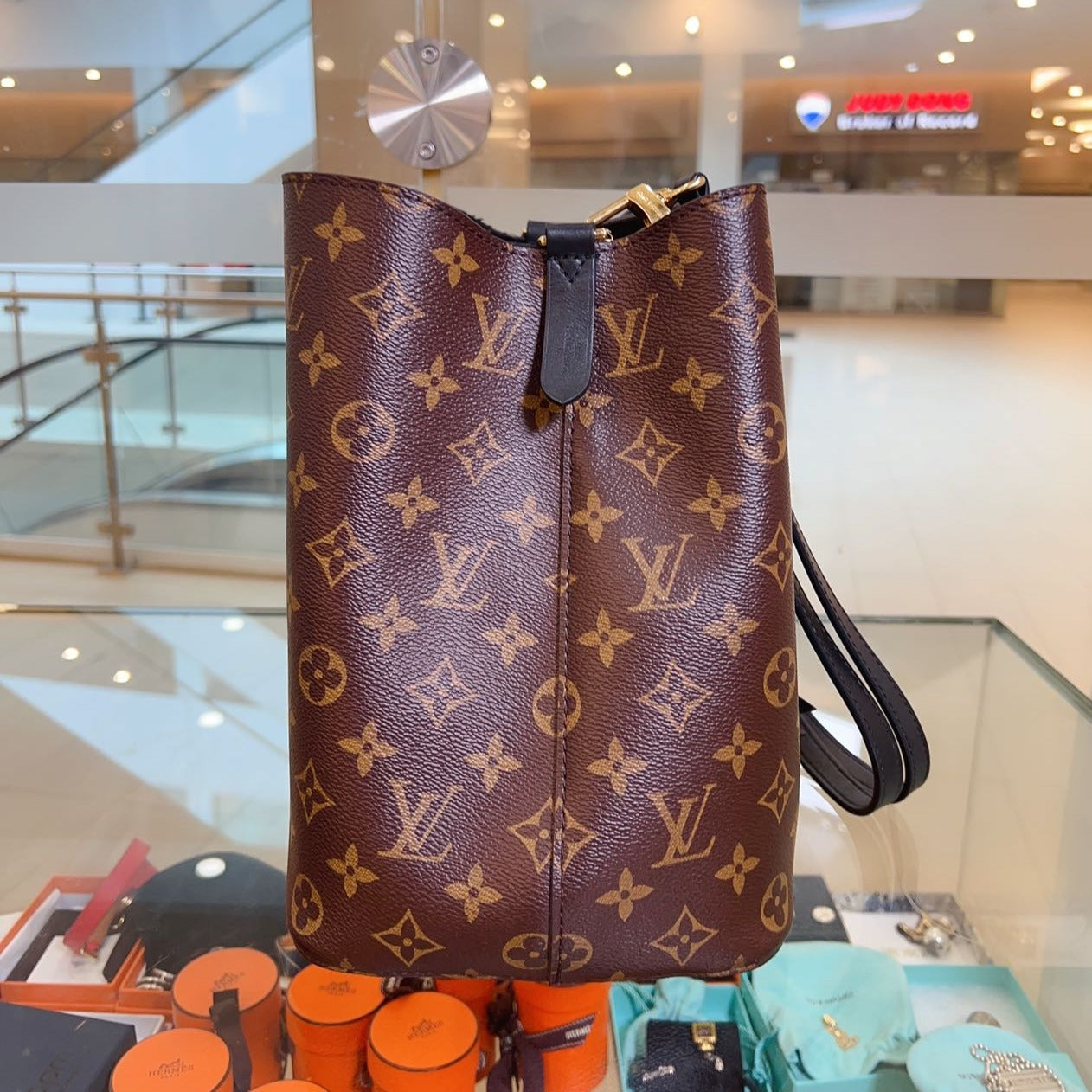 Louis Vuitton Monogram Neonoe MM Black side