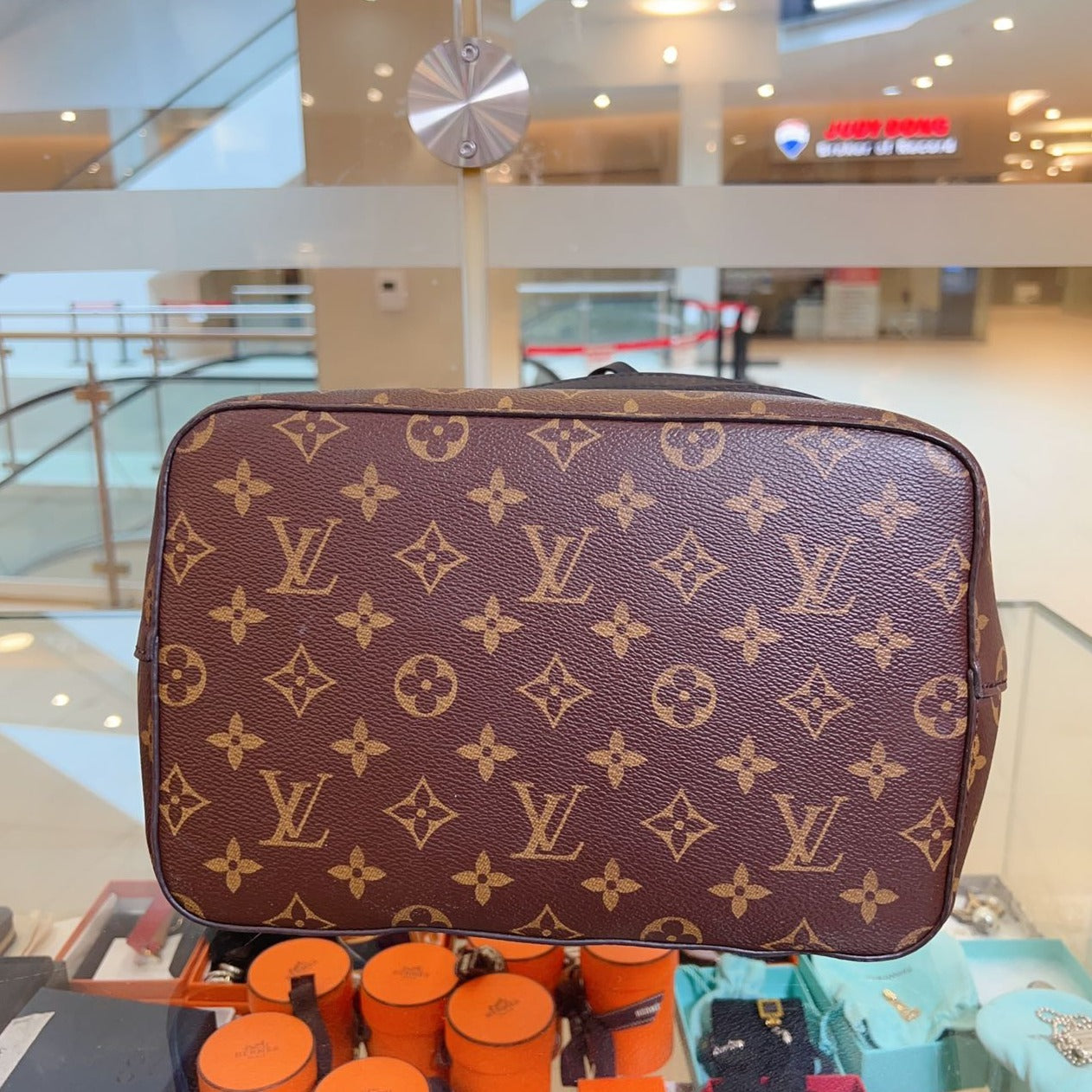 Louis Vuitton Monogram Neonoe MM Black bottom