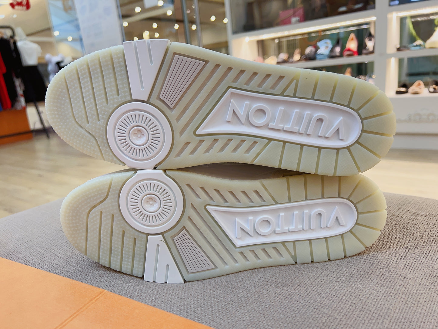 New Men's Louis Vuitton Trainer White Sneaker Size8